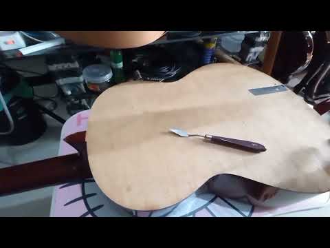 Видео: «ASMR: Отслоение отслоившегося шпона — план ремонта задней деки классической гитары Yamaha»