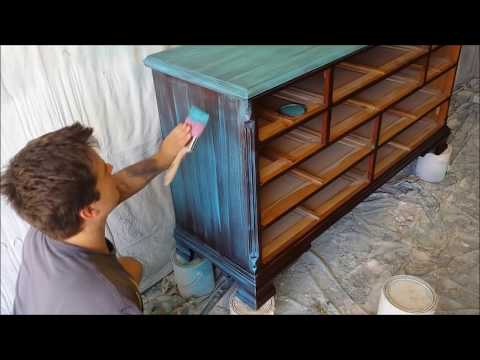 Видео: Урок по покраске мебели: техника смешивания бирюзовых красок сухой кистью с эффектом состаривания