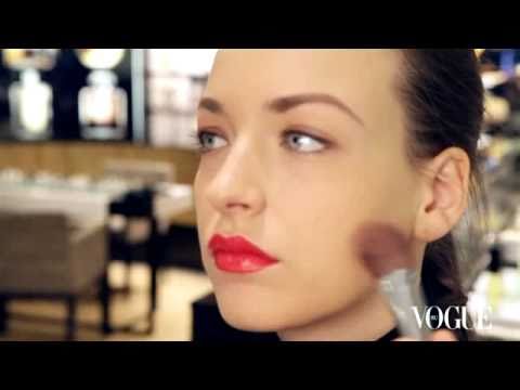 Видео: Весенняя коллекция макияжа Chanel: акцент на брови и губы