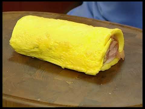 Видео: Куриный рулет в омлете. Мясо с маринованными фруктами.