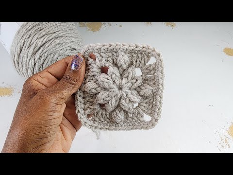 Видео: Как связать крючком цветок-капельку «бабушкин квадрат» | Урок вязания крючком
