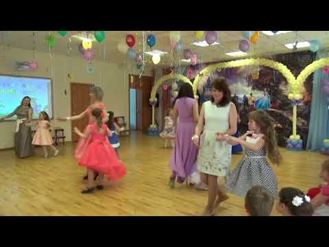 Видео: Трогательный танец мам и дочек.