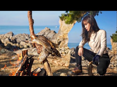 Видео: Подружиться с милыми кошками в одиночном кемпинге на берегу моря / Морской окунь и синий краб