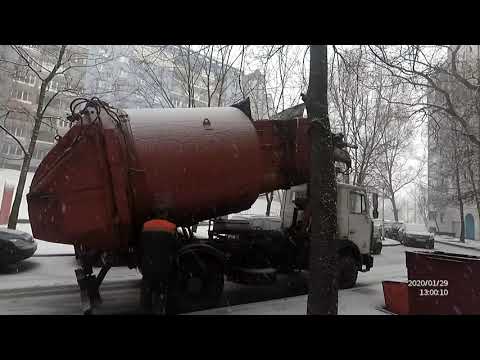 Видео: Мусоровоз зимой. Замело контейнеры с мусором. Загрузка мусора в снегопад.