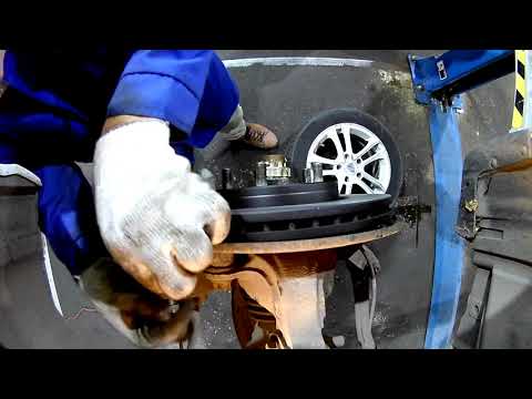 Видео: Nissan TIIDA II Замена передних тормозных дисков и колодок( Часть 1)