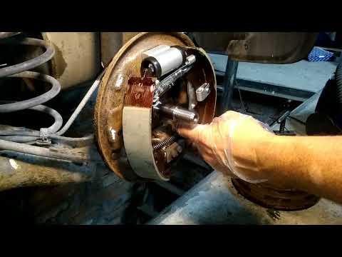 Видео: Замена задних тормозных колодок Nissan Note 🇺🇦