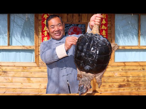 Видео: Огромная щелкающая черепаха! Тушеный с красным перцем! Невероятно Вкусно! | дядя сельский гурман