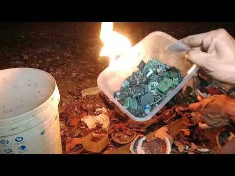 Видео: Переработка электронных отходов микросхем BGA мобильных телефонов, модемов и т.д. в золото