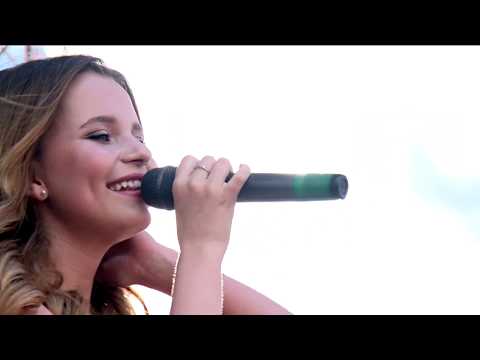 Видео: Концерт «Дуэт со звездой» c Алисой Кожикиной