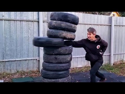 Видео: Убойные удары руками. Выбиваю 2-ю, 3-ю, 4-ю шину кулаком. День 66.