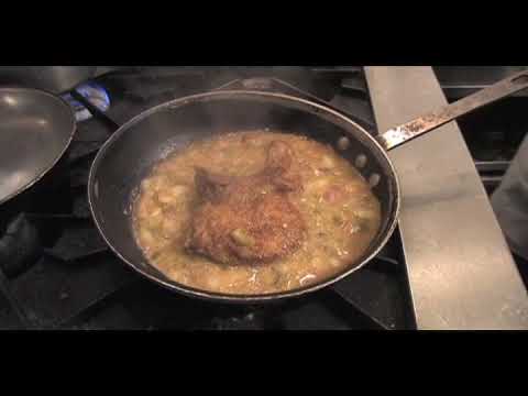 Видео: Тушеная свиная отбивная