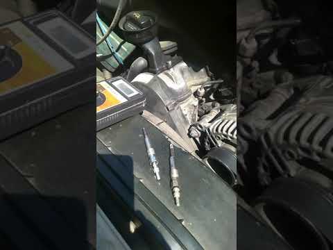 Видео: Замена свечак напальвання VW LT 35 2.5 1999-2006 (замена свечей накаливания vw lt 35 2.5 1999-2006)