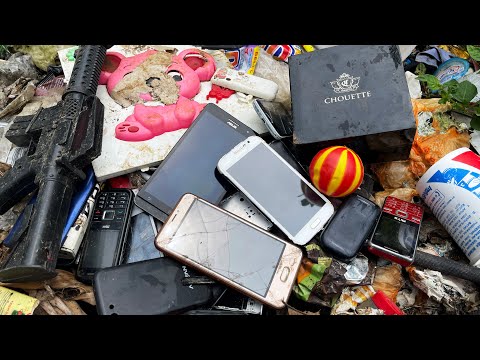 Видео: Ищу б / у телефон в мусорном ведре || Восстановление битого телефона ASUS