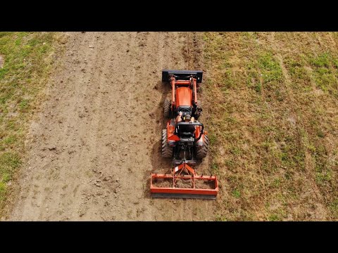 Видео: Превращаем наше поле в газон. Часть 1