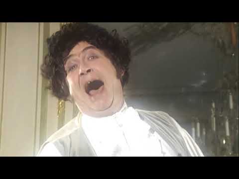 Видео: Городок - Севильский  парикмахер