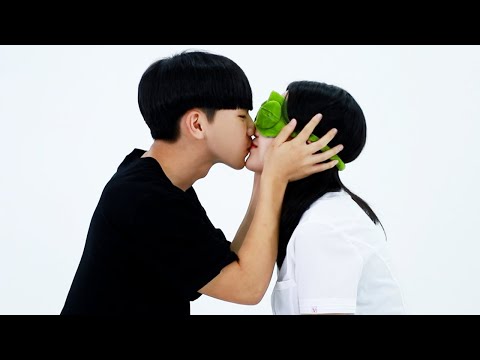 Видео: Отгадывание части тела вашего парня с помощью поцелуя