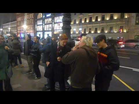 Видео: Уличные музыканты Питер гр. Шумные соседи на Невском 8 ноября - Пачка сигарет