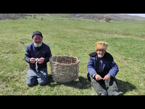 Видео: Как в старину плели корзины из орешника.Корзинщик дядя Али поет песни!!!