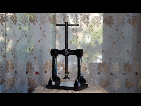 Видео: Самодельный винтовой пресс. Для работы с берестой, и не только.