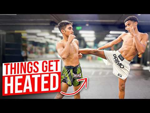 Видео: Спарринг по тайскому боксу высокого уровня в Бангкоке | Молодой боец ​​против опытного товарища п...