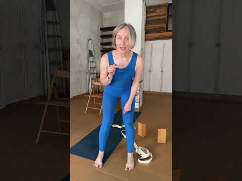 Видео: Цикл «Йога Айенгара. Здоровая спина. Сколиоз». Часть первая. Позы стоя: Тадасана, Уттанасана