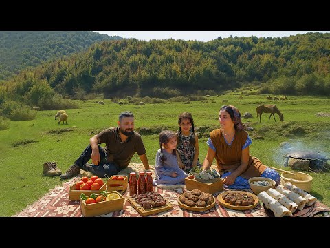 Видео: Молодая семья как кочевники в горах | Мать готовит 5 блюд | Документальный фильм