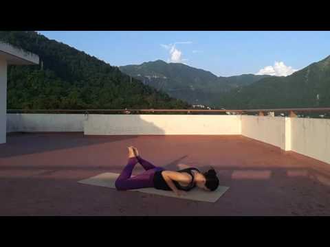 Видео: Йога комплекс. Прогибы. Бхуджангасана (поза Кобры), Собака мордой вверх, Уштрасана (поза Верблюда)