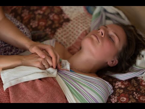 Видео: Февзие Куртнебиева знает старый метод послеродового пеленания женщины «къундакъламакъ»