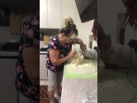 Видео: НИНКА ЗОЛОТИНКА -учусь делать тесто на круасаны и шью!