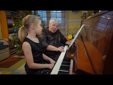 Видео: Подготовка к конкурсу. И.С.Бах, маленькая прелюдия фа мажор. Работа над произведением.