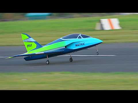 Видео: Вы еще никогда не видели, чтобы самолет делал что-то подобное!