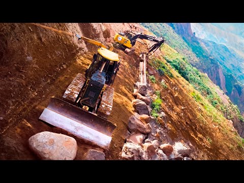 Видео: Опытные операторы экскаваторов строят дороги на крутой горе ▶ 3