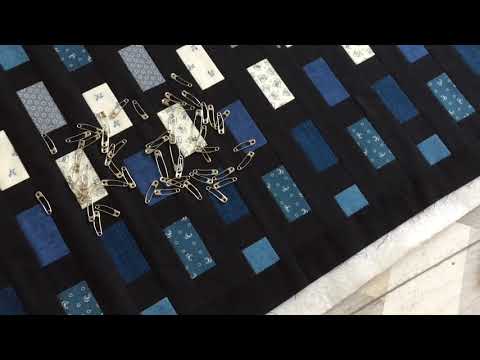 Видео: Где хранить рамы, проектные сумки, запасы наборов? Из обрезков ткани шью полезный аксессуар в шкаф.