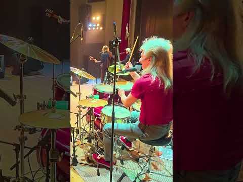 Видео: Чужая Ты и Я Чужой (с танцами в зале) - ВИА "Красные Маки" в Серпухове