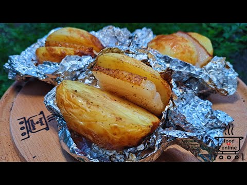 Видео: Картофель в фольге с салом приготовленный на мангале. Картошка как масло! [Food]