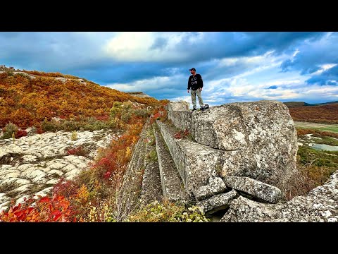 Видео: КРЫМ. НЕВЕРОЯТНАЯ осень. Изумление от красок природы! МАРСИАНСКОЕ озеро, пирамиды. Скалистое