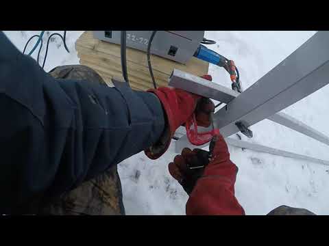 Видео: Монтаж каркаса забора, сварка, установка лаг, прожилин забора к столбам