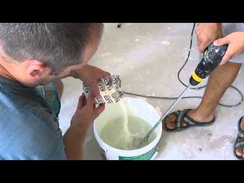 Видео: Как клеить флизелиновые обои ,часть 2