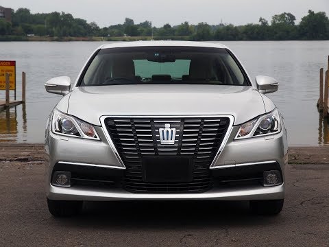 Видео: Гибридная Toyota Crown Royal Saloon - Краун уже не тот, и вот почему...