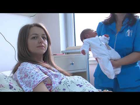 Видео: Теодора е првото бебе родено една минута по полноќ на ГАК