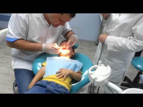 Видео: ребенку ( 3,5 года) лечат зубы