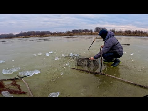 Видео: Первая зимняя рыбалка 2025. Переставляю фитили на новое место по первому льду!
