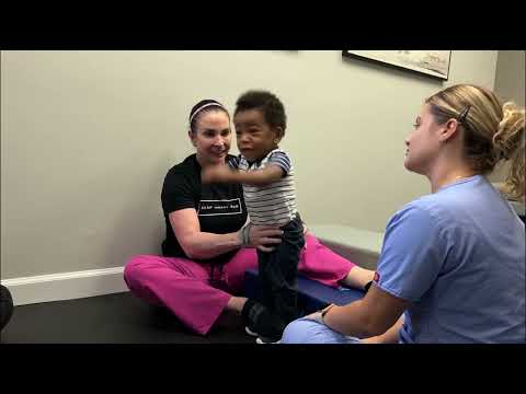 Видео: Посмотрите, как мы работаем над тем, чтобы ребенок научился сидеть, стоять, переворачиваться и по...