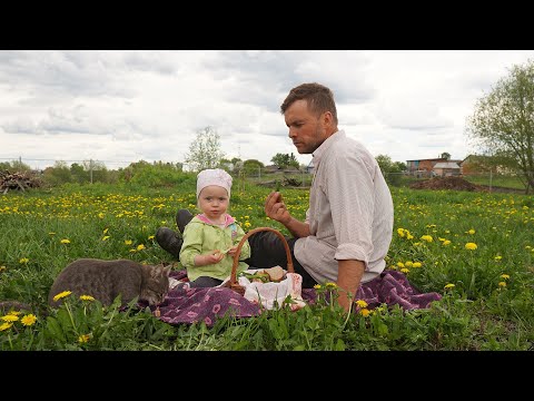 Видео: Муж испек мясной рулет в русской печи и взял его на посадку картошки. АСМР триггеры.