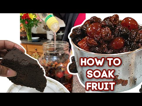 Видео: Замачивание фруктов для карибского ромового торта, также известного как черный торт/рождественски...