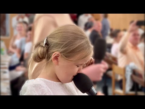 Видео: А детство покидает нас - ДО СЛЕЗ 😭|| Младшая сестра спела для невесты