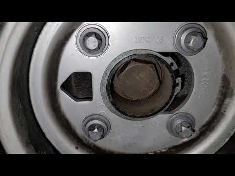 Видео: Замена ремня привода компрессора кондиционера BMW X5 N63 E70 2013 года