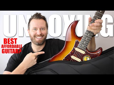 Видео: Распаковываю ЛУЧШУЮ БЮДЖЕТНУЮ гитару Stratocaster, на которой я КОГДА-ЛИБО играл...