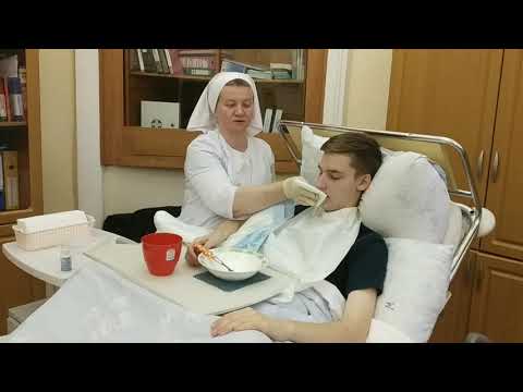 Видео: Кормление тяжелобольного пациента в постели