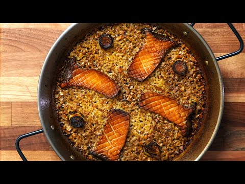 Видео: Паэлья с луком-пореем и королевскими вешенками, запеченная в духовке — вегетарианское блюдо с нас...